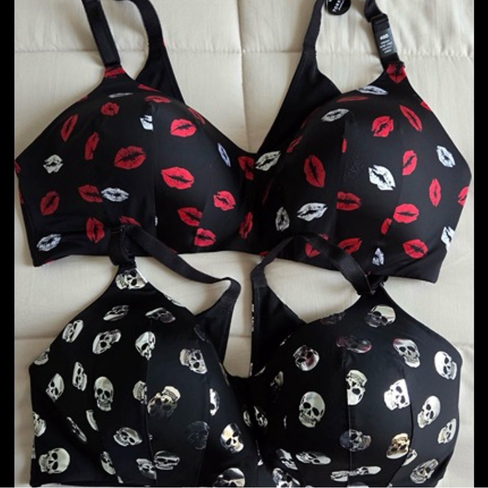 Edgy Black Bra with Red Kiss and Skull Print